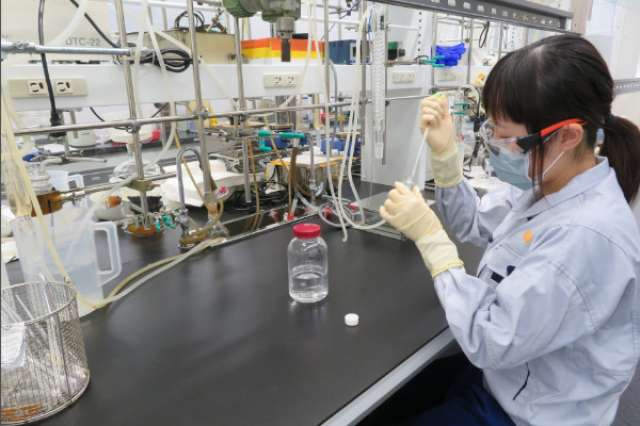 日々、様々な反応技術について勉強しながら業務に取り組んでいます!