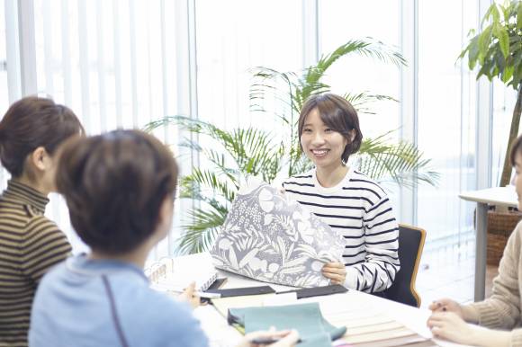 世の中のトレンドはどう?営業や施工現場でお聞きしたお客様のニーズを共有し、商品やサービスに反映。お客様が気に入ってくださる、素敵な商品づくりを目指しています。