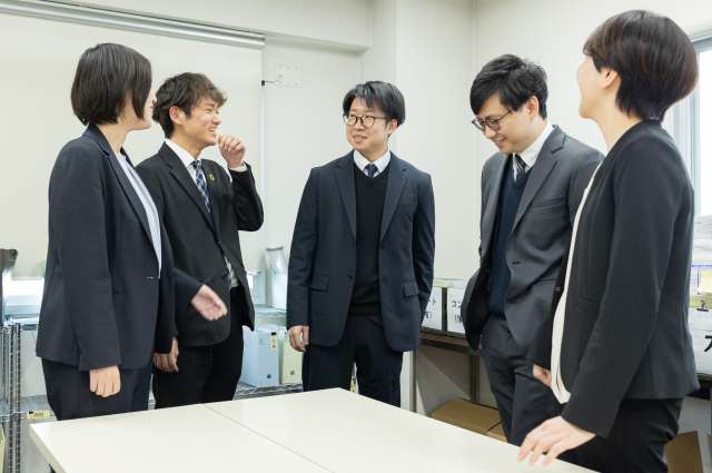 社員同士お互いがよい刺激を与え、受けながらともに成長を遂げている職場環境が同事務所の特長の１つです。