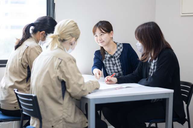 現場仕事ではなくデスクワーク。建築図面をもとに3DCADにコツコツ入力。朝はラジオ体操で体をほぐします。