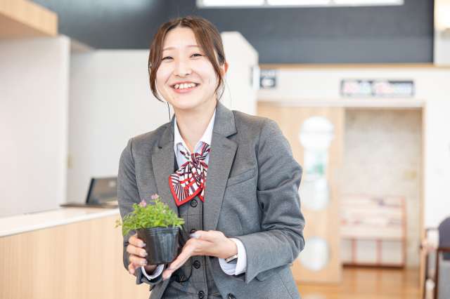 お客さまがお帰りの際には花をプレゼント。「来てよかった」「楽しかった」「また、あの人に会いたいな」と思っていただける店づくりを大切にしている。