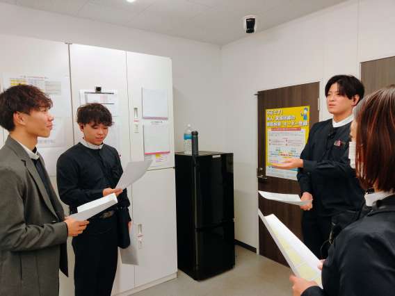 開店前に朝礼で一日のスケジュール確認や情報を共有しています。