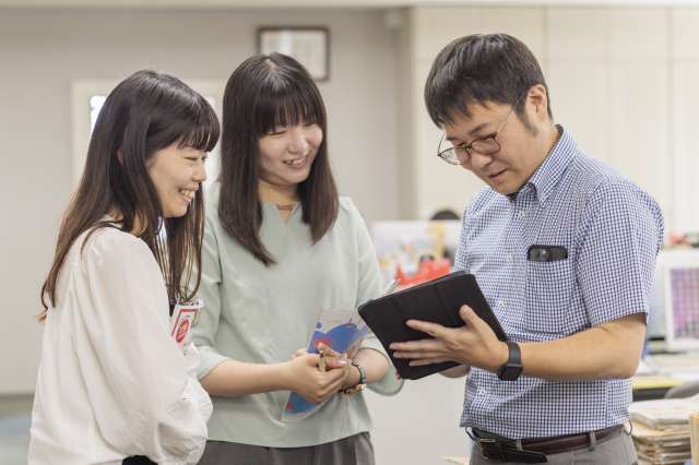 おしゃべり好きで、おいしいお店を探すのが好きで、遊びに行くのも好き!そんな先輩たちの何気ないコミュニケーションからアイデアがあふれ、新しい何かが始まることも。