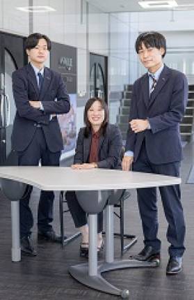 “新しいことにチャレンジするのが好きでITに興味がある方、一緒にがんばってみませんか?パソコンが苦手でも大丈夫です!”(写真左から山本さん、谷輪さん、山崎さん)