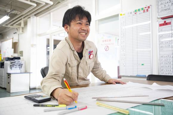 エンジンが動かない原因は?スイッチが反応しない理由は?仮説を立てて検証し、修繕を施して解決できた時の喜びは最高!乗組員の皆さんの「ありがとう!」にも感動します。