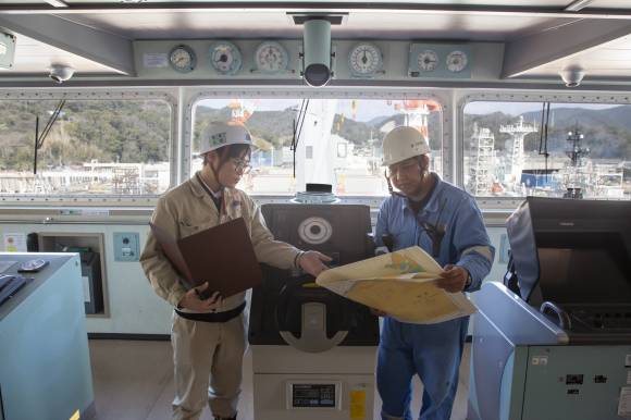 交渉相手は国内外の船主や船長。カタコトの英語しか通じなくても、最終的には人としての信頼がモノを言います。お客様の要求に真摯に応えることが関係構築につながります