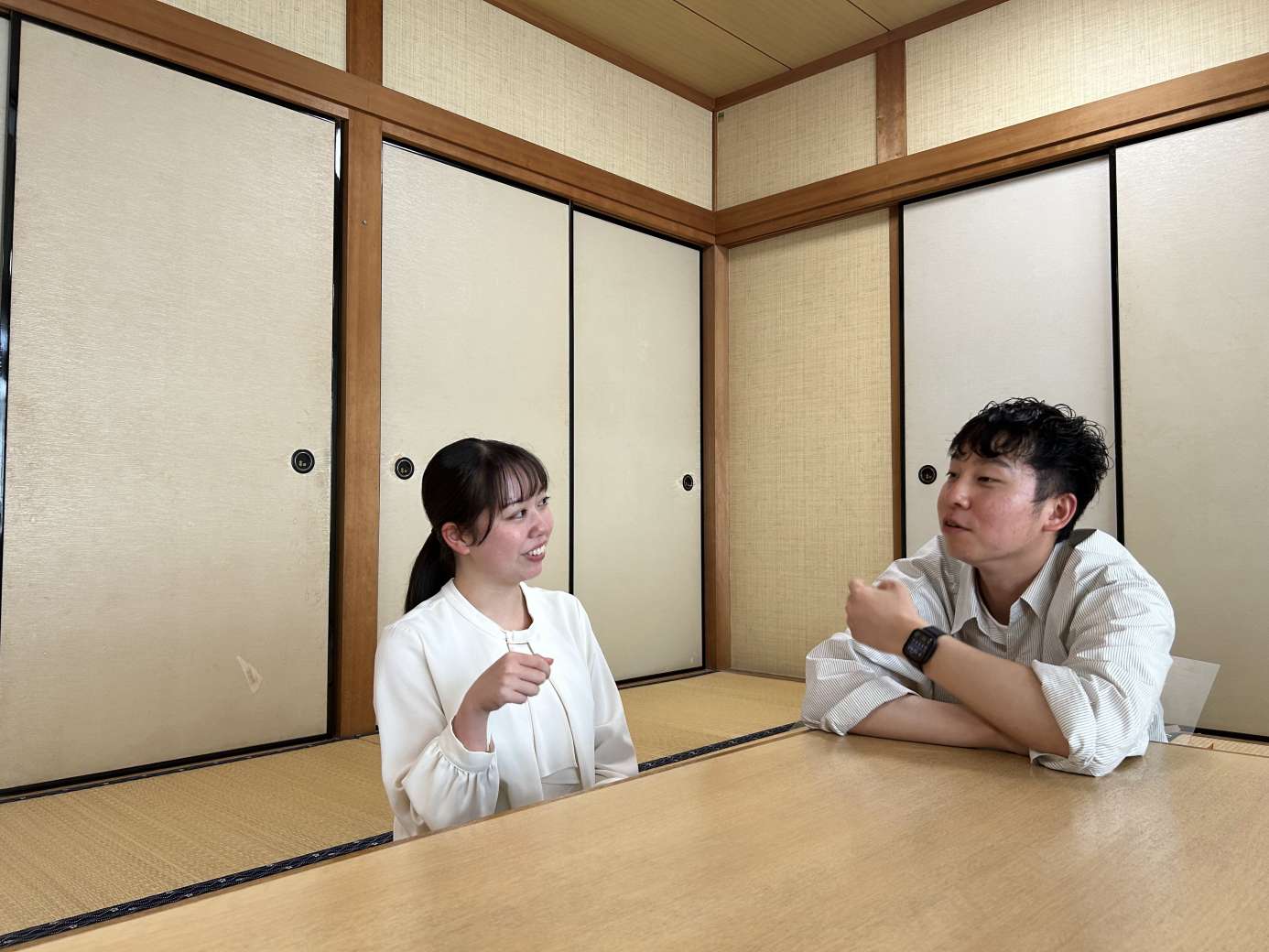 北道　奈央（写真左）