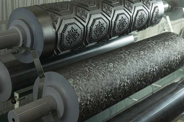 さまざまなものに印刷・加工できる当社のロール。社員がコツコツ、探究心を持って培ってきた技術の結晶です。