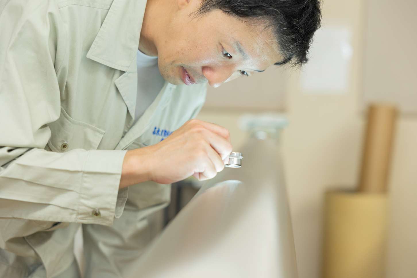 顕微鏡を使って細かなキズも見逃しません