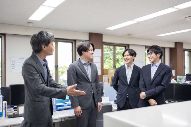「あ、きれいな夕焼け」と思いながら、外はまだ明るい時間に帰ります。