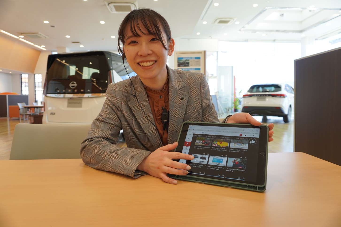 タブレット端末を使い、実際の車輌をご覧頂きながら情報提供とご提案を行なう新しいスタイルを取り入れています。